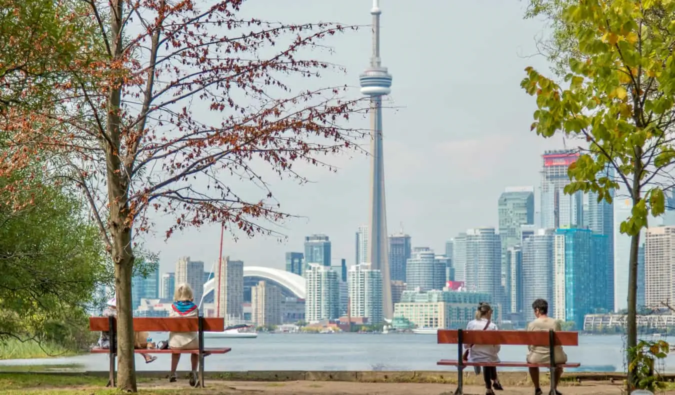 Ikonické panorama Toronta v Kanadě při pohledu z ostrova