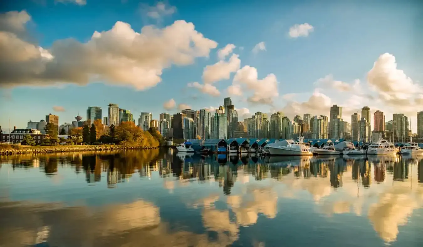 Vancouver (Kanada) magasra tornyosuló városképe, kilátással az óceánra