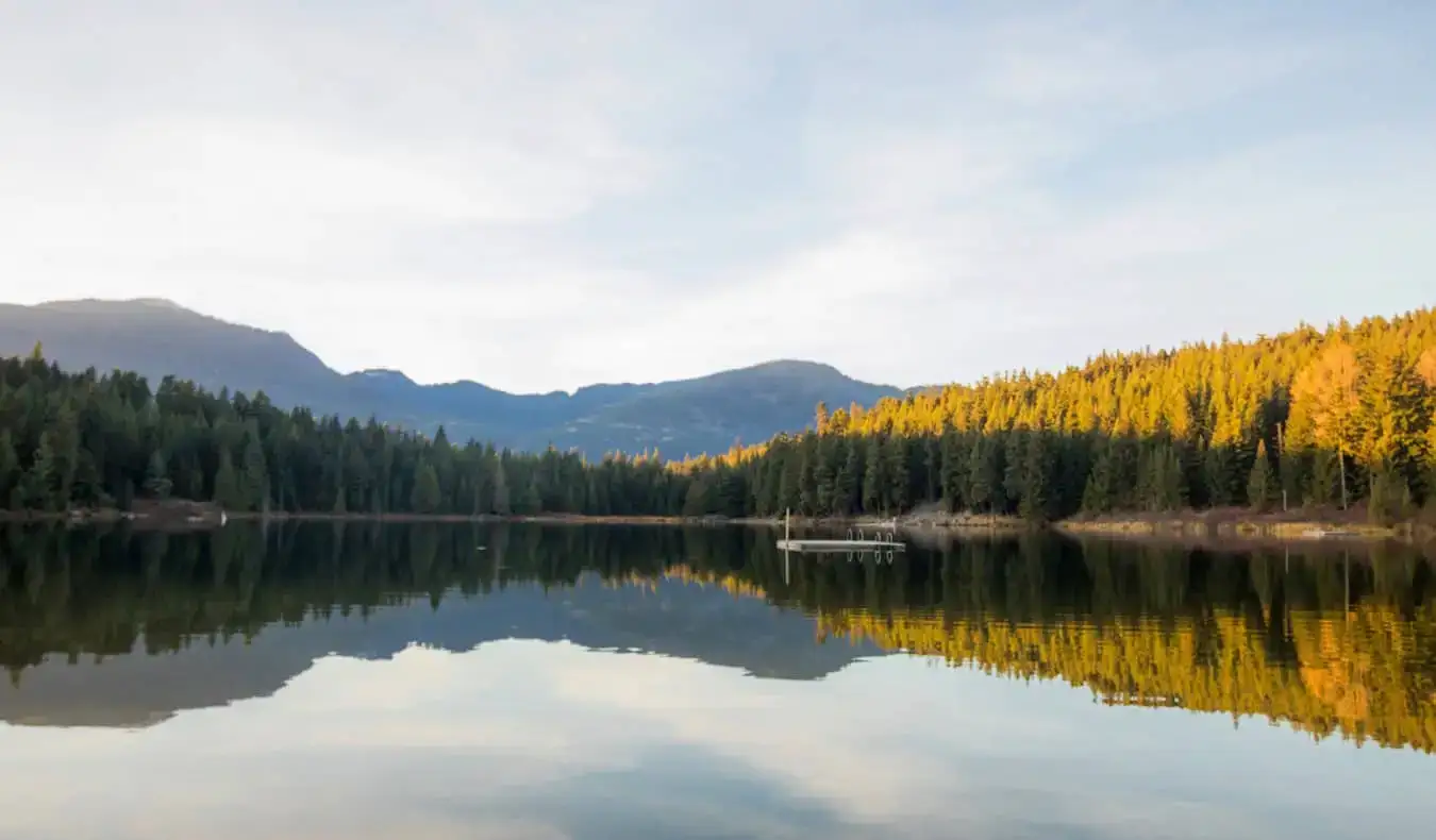 En rolig sø med en lille flydedok nær Whistler, BC, Canada