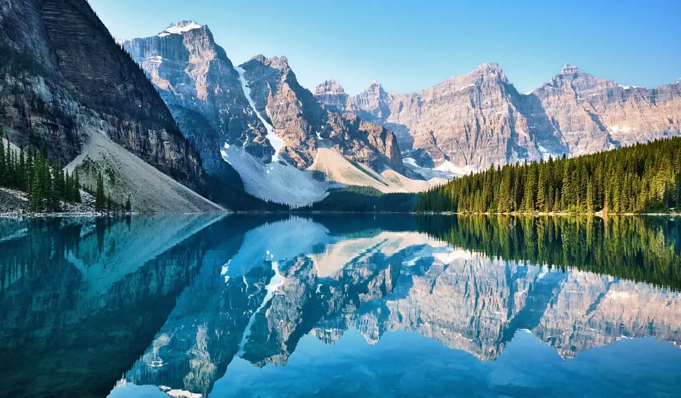 Perairan Tasik Moraine yang jernih di Taman Negara Banff, Alberta