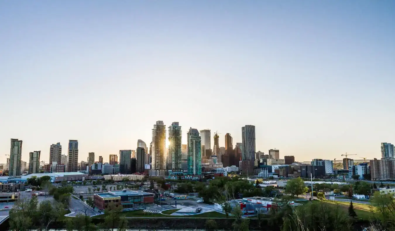 Ang matayog na skyline ng Calgary, Alberta sa paglubog ng araw