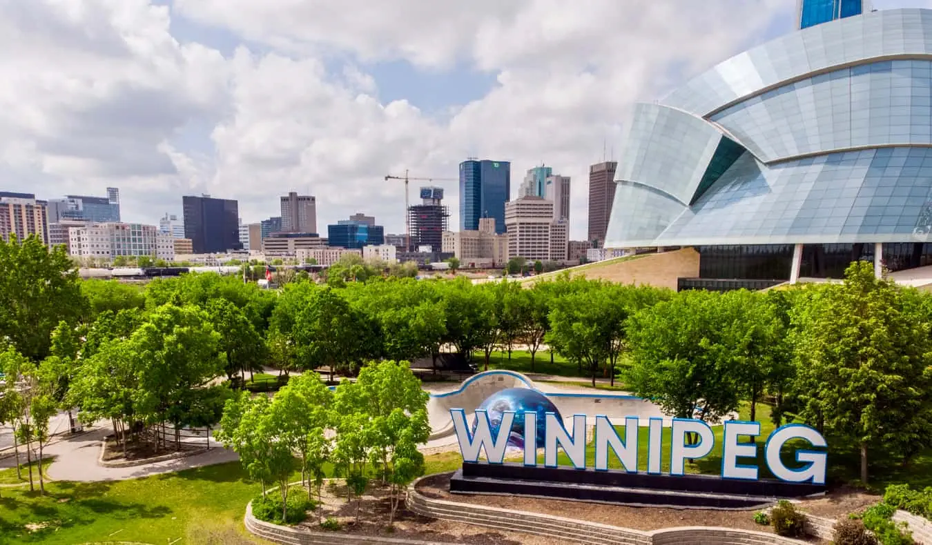 A cidade de Winnipeg, Canadá, durante os meses quentes de verão