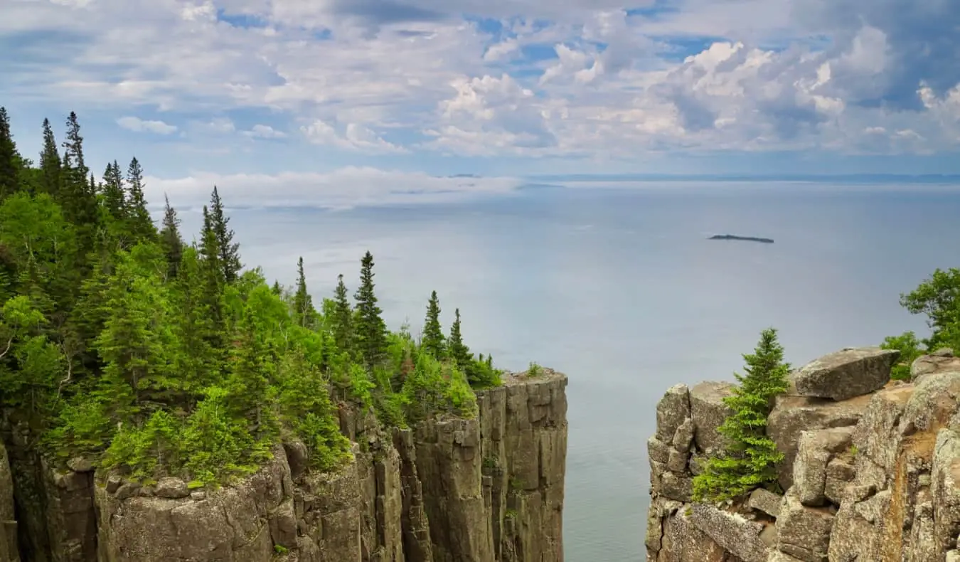 Ang coastal view ng Lake Superior mula sa Sleeping Giant Park