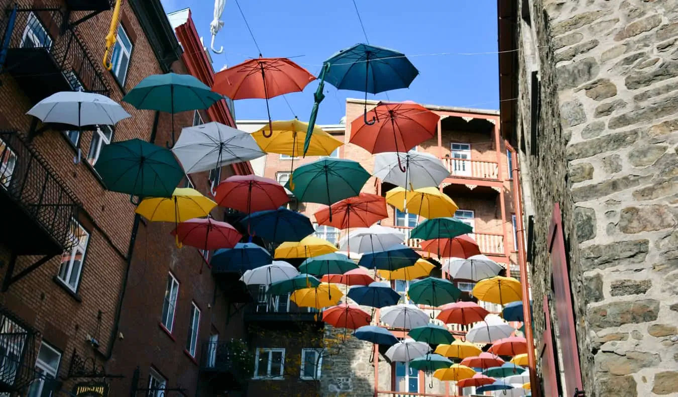 Umbrele colorate pe o alee îngustă din Quebec City, Canada