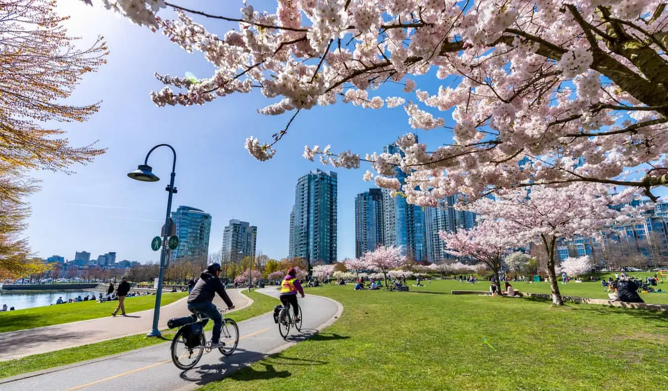 o deslumbrante horizonte de Vancouver, Canadá, visto de cima ao pôr do sol, com montanhas ao longe