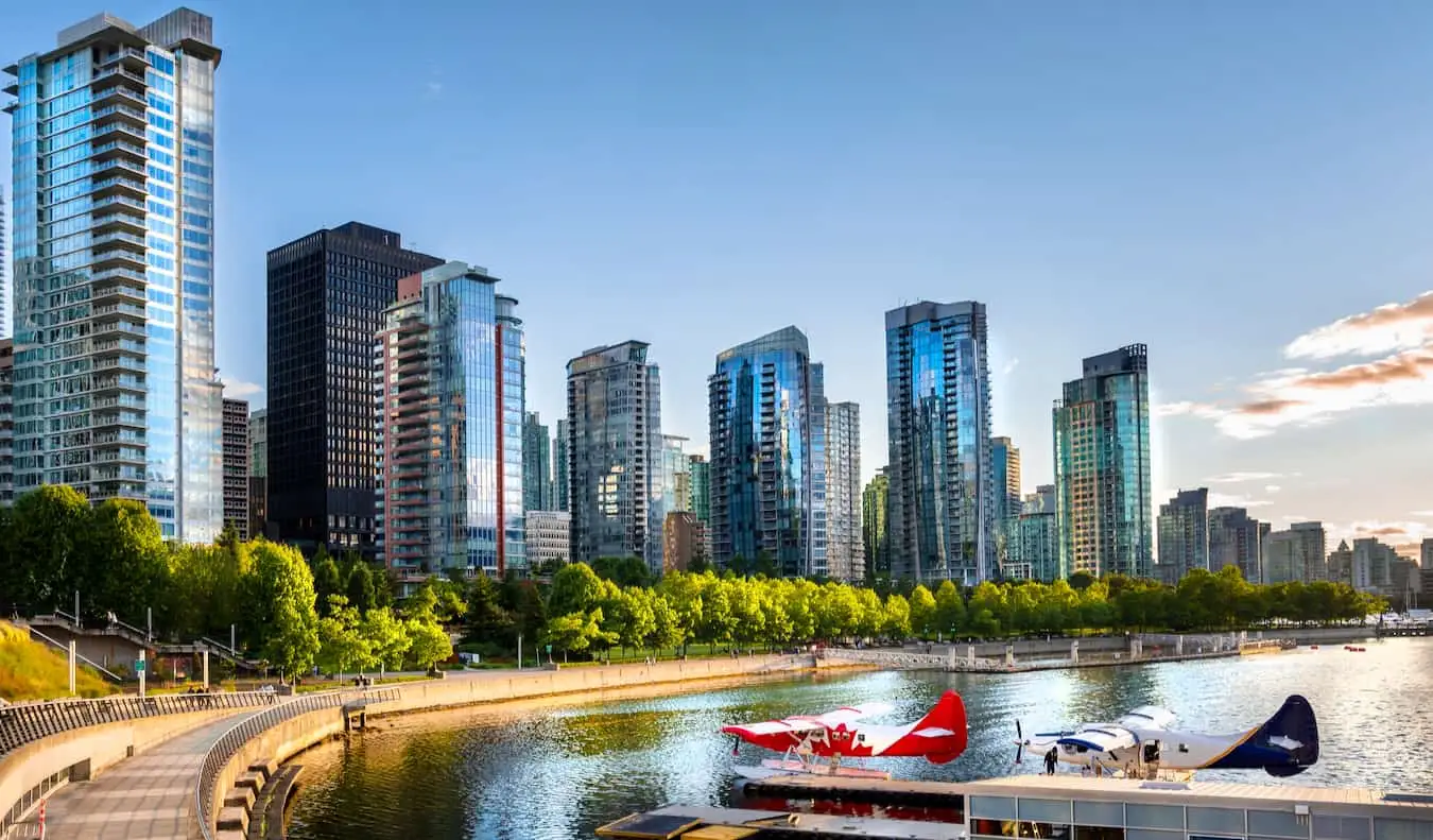 latar langit Vancouver, Kanada yang menakjubkan seperti yang dilihat dari atas pada waktu matahari terbenam dengan pergunungan di kejauhan