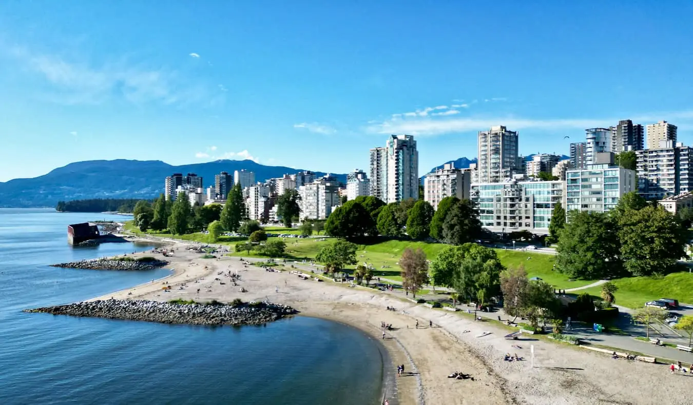 ang nakamamanghang skyline ng Vancouver, Canada na nakikita mula sa itaas sa paglubog ng araw na may mga bundok sa di kalayuan