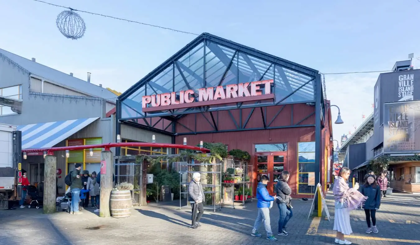 ang nakamamanghang skyline ng Vancouver, Canada na nakikita mula sa itaas sa paglubog ng araw na may mga bundok sa di kalayuan