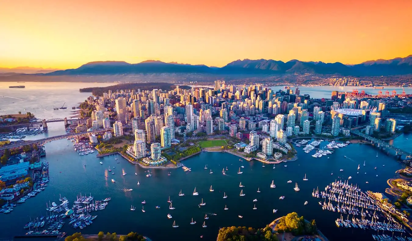 ang nakamamanghang skyline ng Vancouver, Canada na nakikita mula sa itaas sa paglubog ng araw na may mga bundok sa di kalayuan