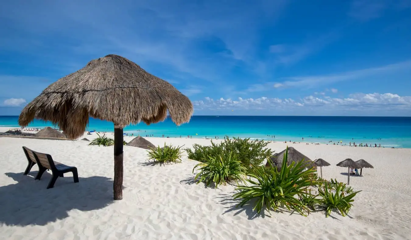 Pantai Cancún, Mexico yang dibarisi pantai yang menakjubkan pada hari yang cerah dan cerah