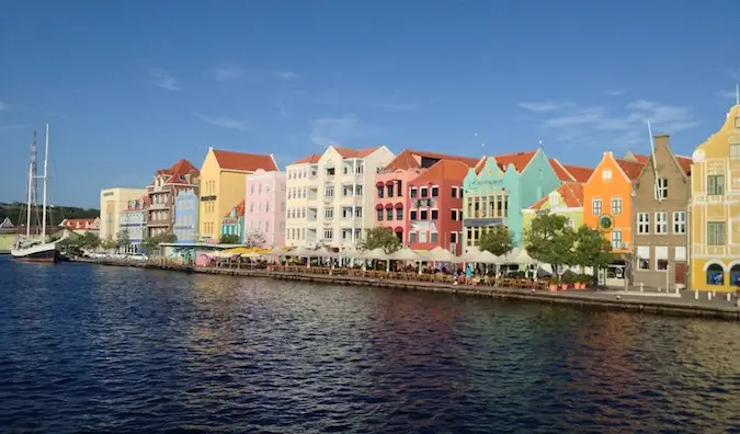 Kolorowe, piękne domy karaibskie skupione razem na karaibskiej wyspie Curacao