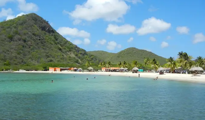 Belas praias do Caribe com colinas atrás delas