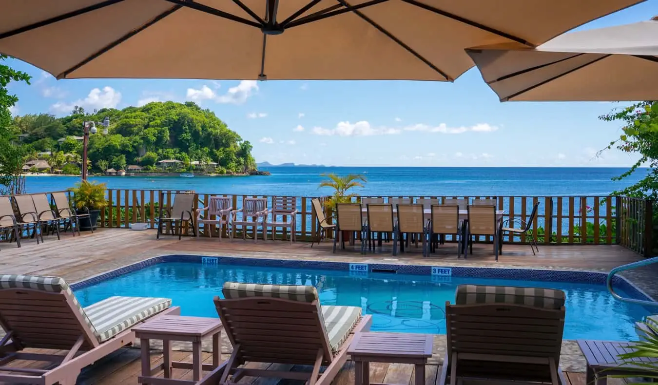 Uma piscina em um pequeno resort à beira-mar no Caribe