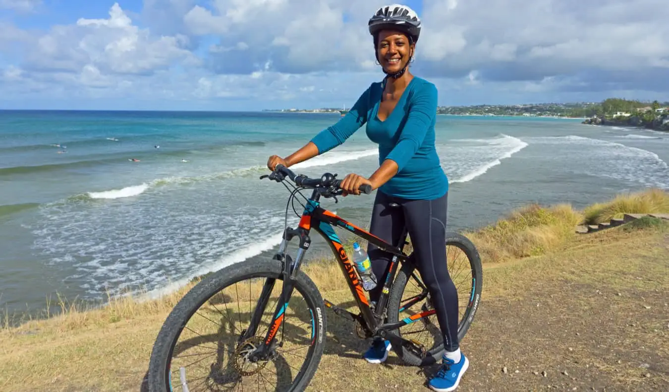 Lily Girma, escritora de viagens, andando de bicicleta no Caribe