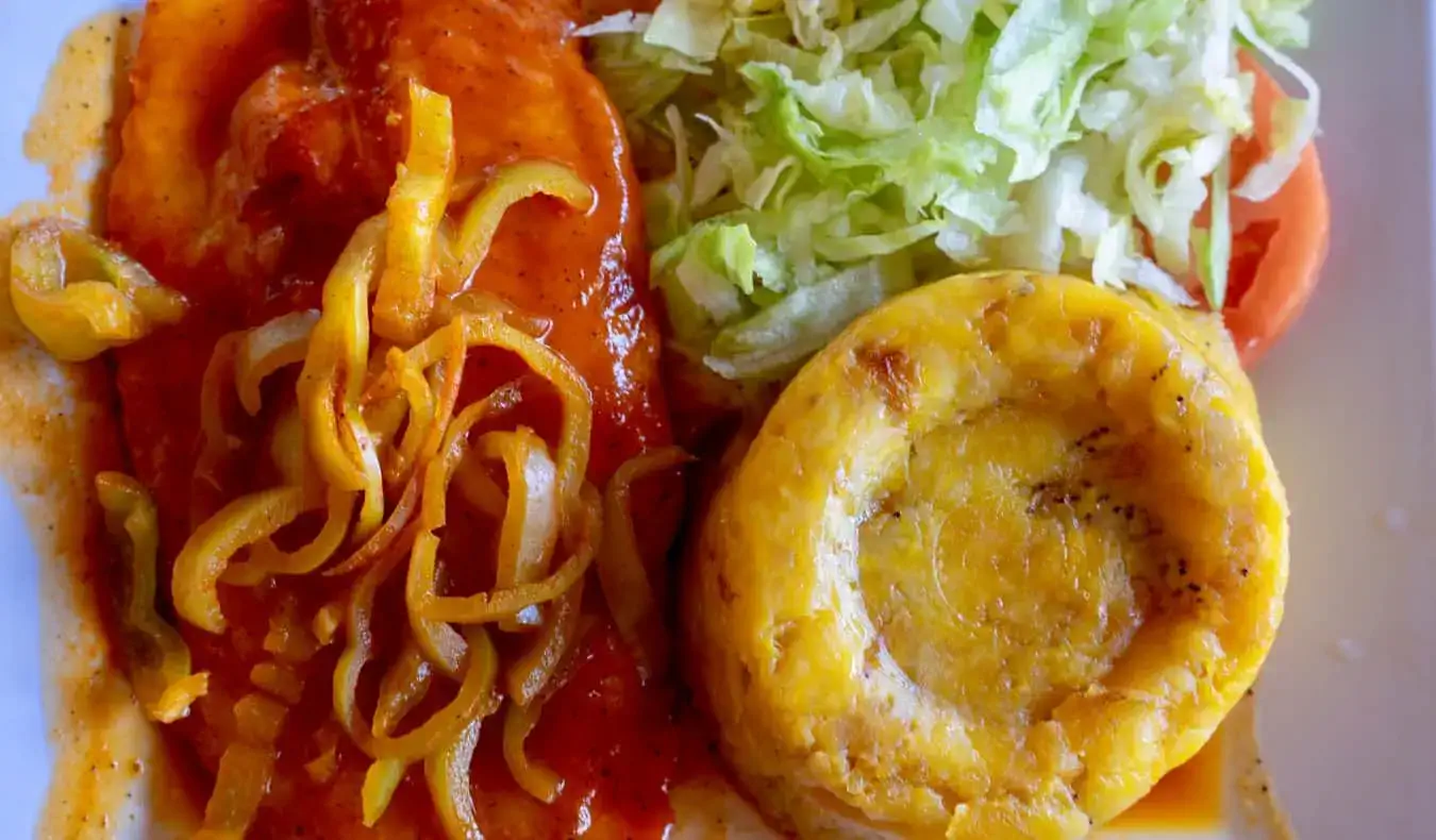 Comida caribeña fresca y deliciosa presentada en un plato de cerca