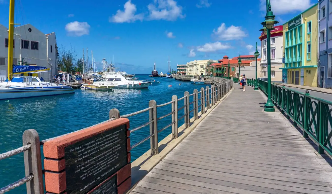 Isang makulay na boardwalk malapit sa isang maliit na bayan sa Caribbean