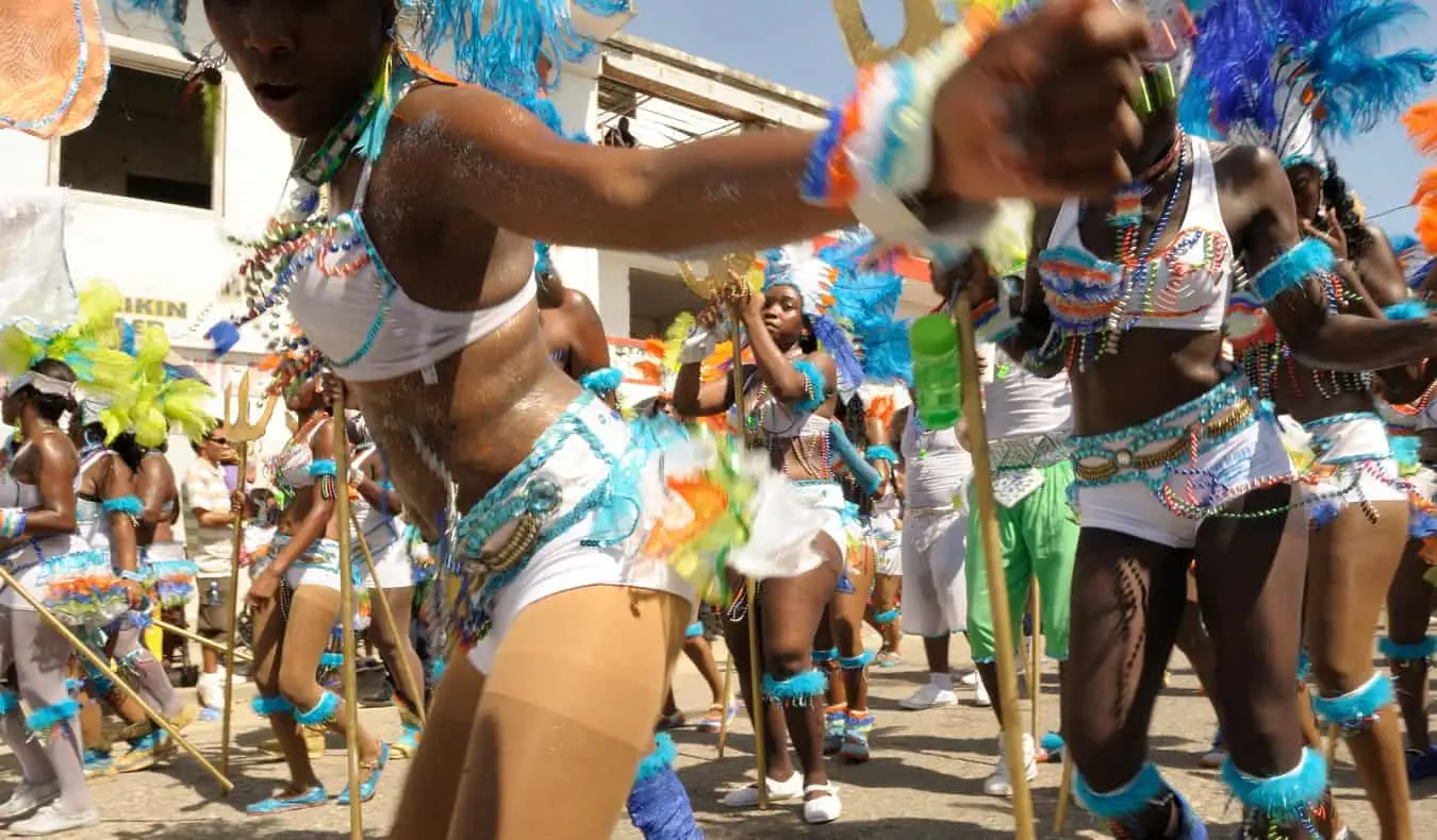 Lokalbefolkningen danser i en parade i Caribien