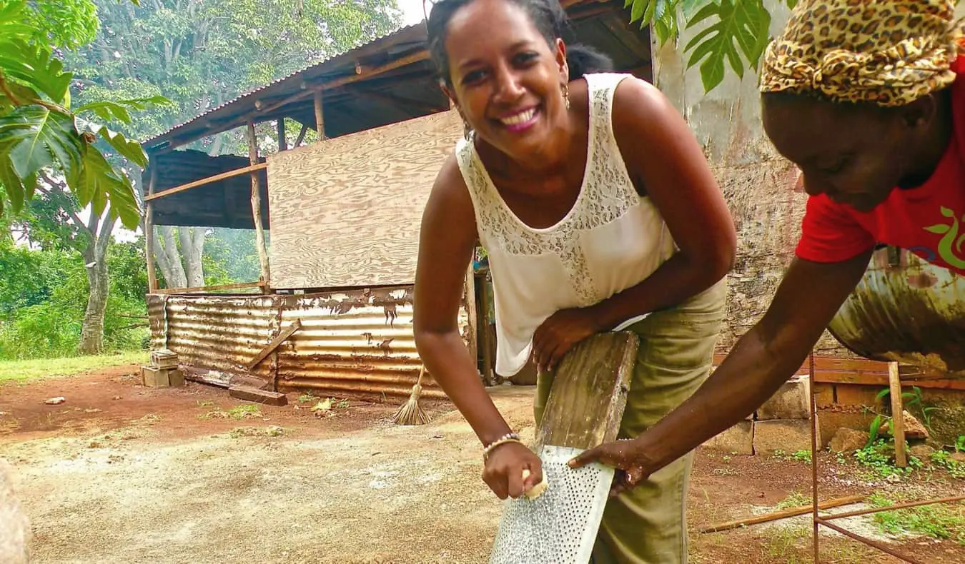 Les habitants travaillent ensemble dans les Caraïbes