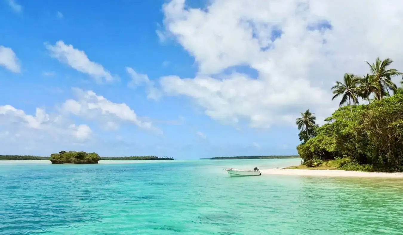 Una bellissima spiaggia di sabbia bianca nei Caraibi