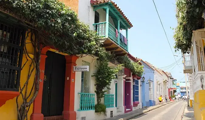 Maisons et balcons colorés à Carthagène peints dans des couleurs vives avec beaucoup de verdure