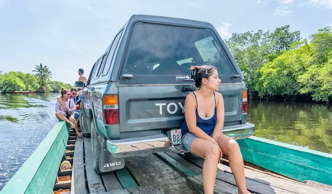 Transportando un camión viejo a través de un río angosto en América del Sur