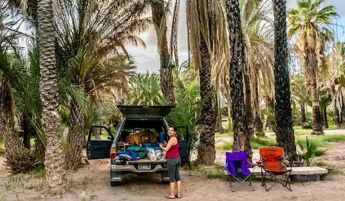 Een vrachtwagen parkeerde bij een paar bomen terwijl hij overlandde in Zuid-Amerika