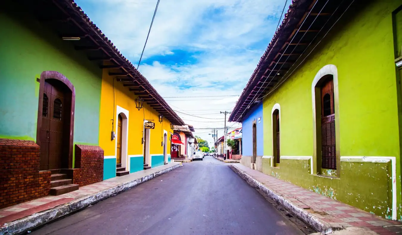 Färgglada byggnader längs en smal gata i Leon, Nicaragua