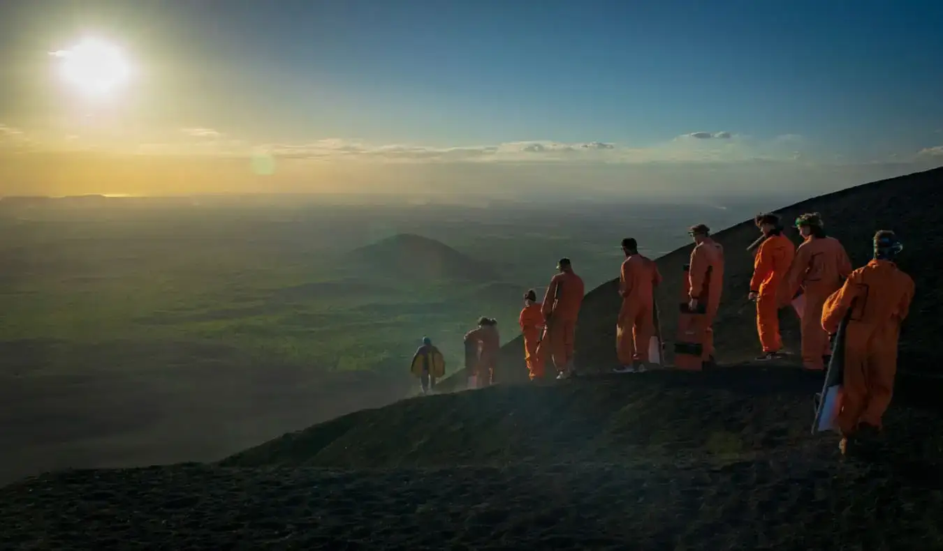 Un gruppo di persone che si imbarcano sul vulcano vicino a Leon, Nicaragua