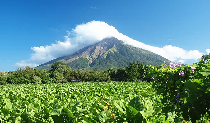 Nomadic Matt caminando por un volcán en Nicaragua