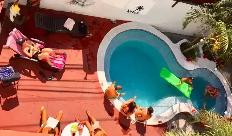 Piscina în aer liber și zona de relaxare de la Hostal Casa Areka din Panama City