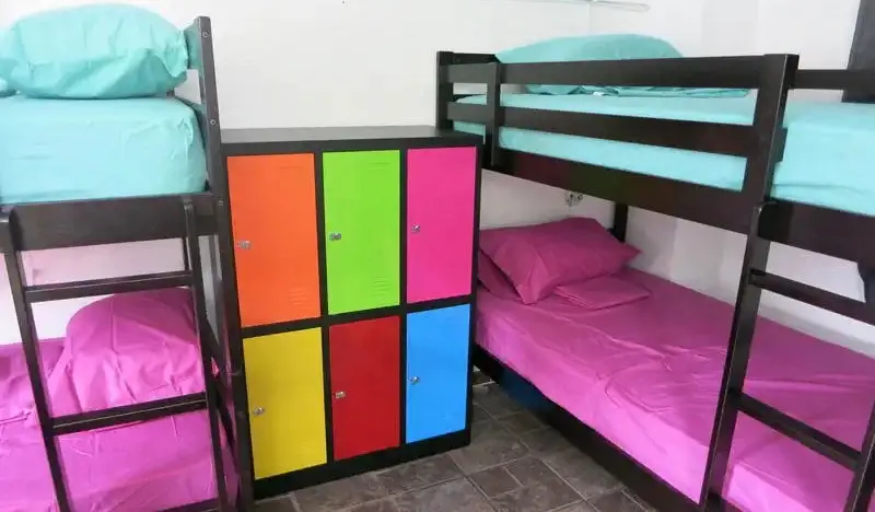 Die farbenfrohen Schlafsäle des El Machico Hostels in Panama City