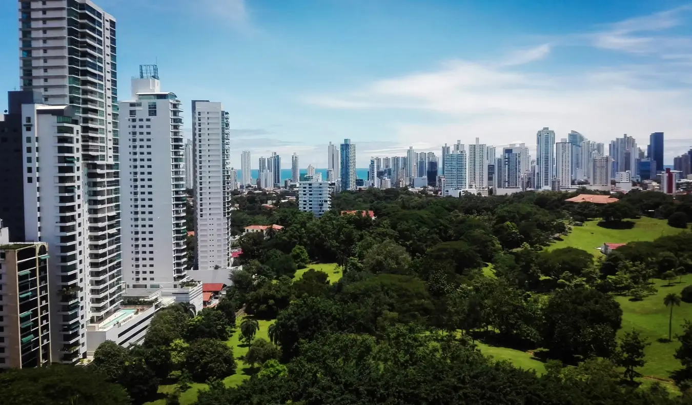 Panama Citys ruvende skyline omgitt av frodige grønne parker