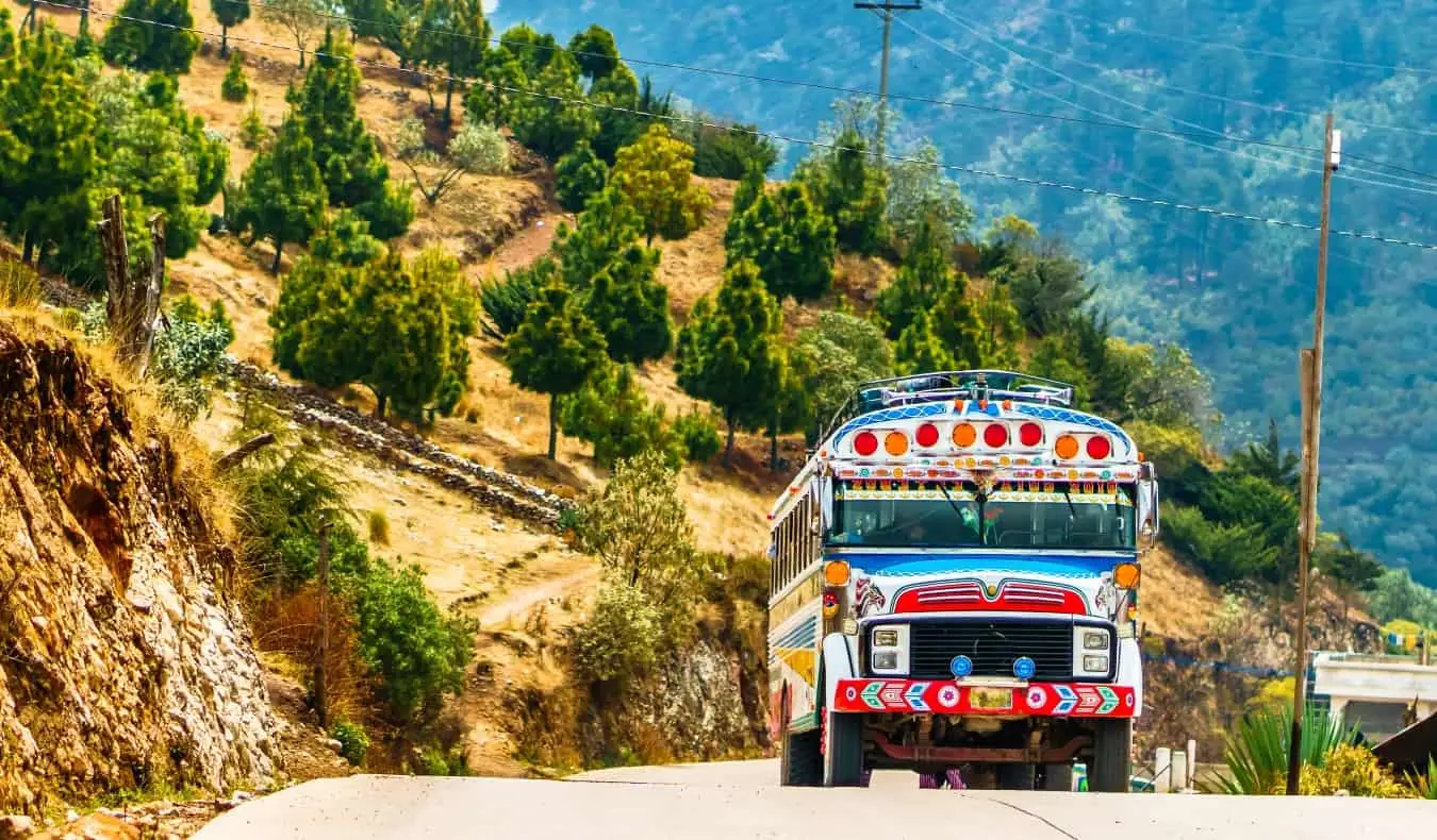 Unul dintre numeroasele autobuze colorate locale cu pui din Guatemala, America Centrală