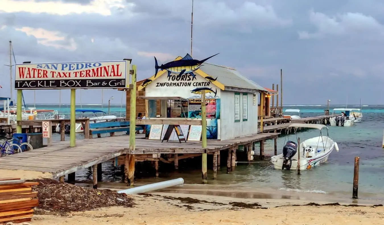 Vedere a debarcaderului și a terminalului taxiului pe apă de pe plaja din San Pedro, Belize