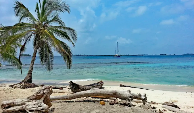 Zaciszna plaża z żaglówką w Panamie