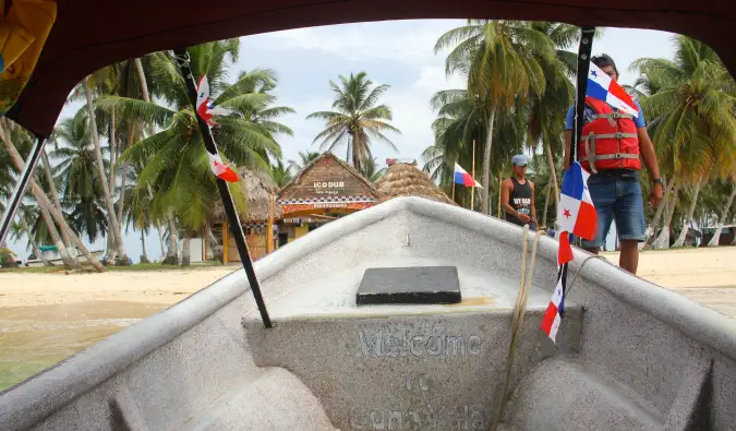 In sella a una piccola barca a Panama