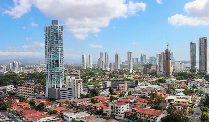 Güneşli bir yaz gününde Panama Şehri'nin manzarası