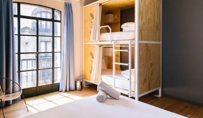 Isa sa mga magagandang dorm room na may mga wooden bunk bed sa Casa Pepe hostel sa Mexico City