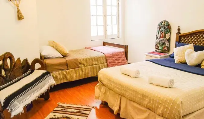 Kodikas huone parivuoteella ja erillisellä vuoteella Hostel Homessa, Mexico Cityssä