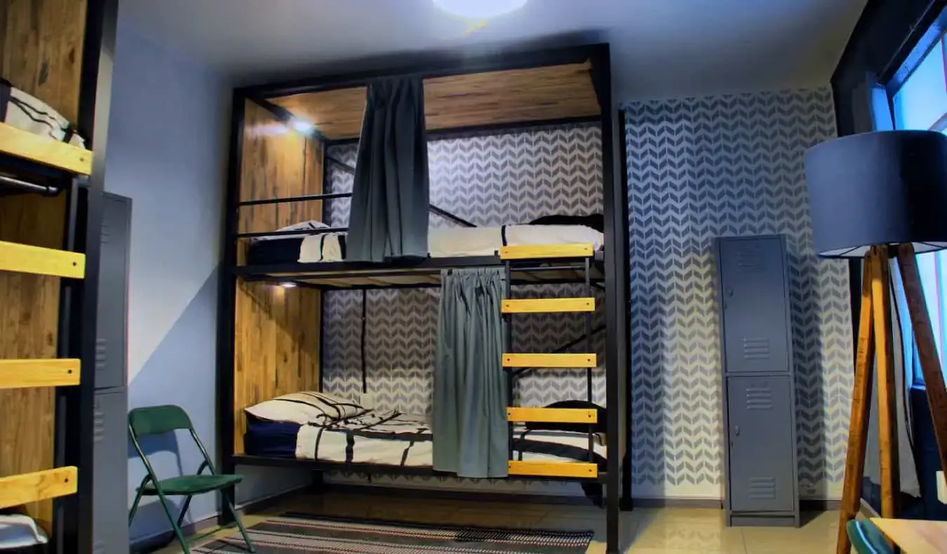 Mga modernong wood bunk bed sa dorm room sa Wanderlust District sa Mexico City