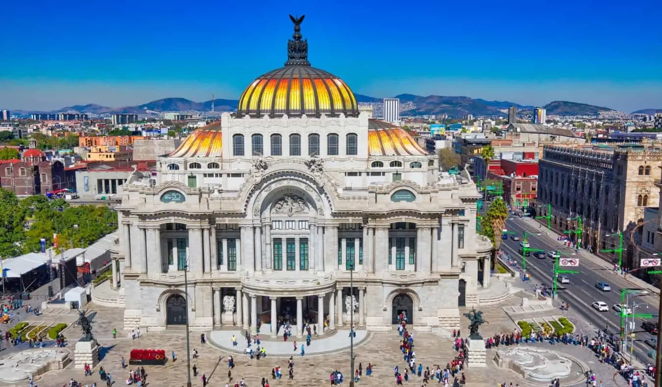 Art Nouveau Palacio de Bellas Artes s čudovito kupolasto streho na sončen dan v Mexico Cityju v Mehiki