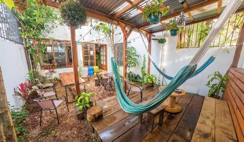 Patio santai dengan buaian di TripOn Hostel di San José, Costa Rica