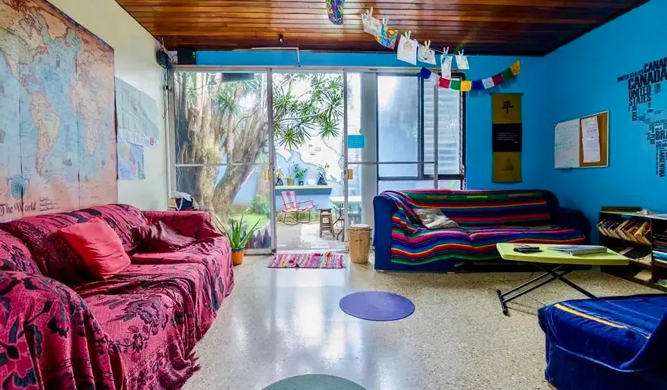 Bilik umum yang sejuk dengan sofa berwarna-warni di In the Wind Hostel di San José, Costa Rica