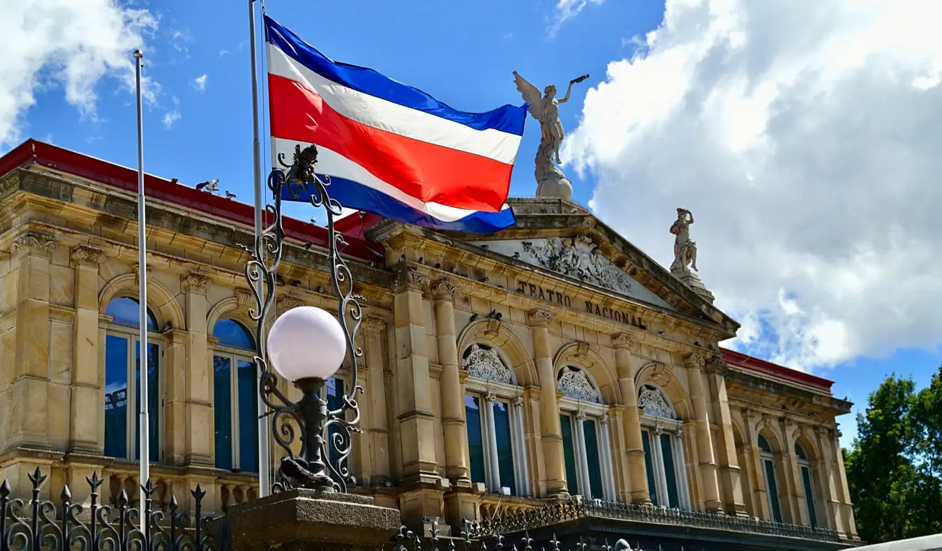 A Costa Rica-i zászló leng a történelmi színház előtt San Joséban, Costa Ricában