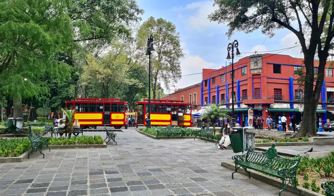 Žmonės saulėtą dieną ilsisi parke Coyoacán kaimynystėje Meksikoje, Meksikoje