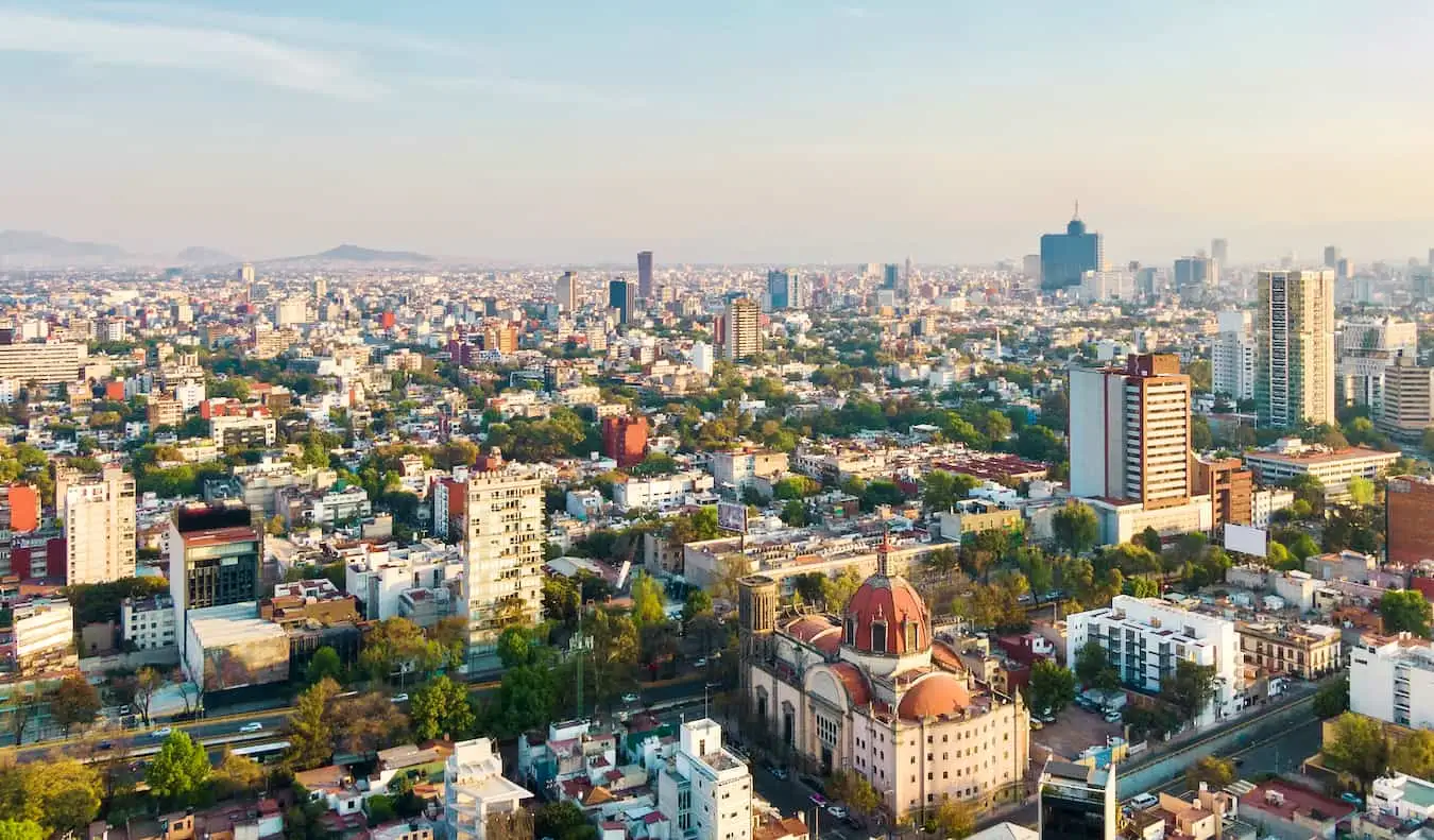 Skyline av Mexico City, Mexiko och dess höga skyskrapor och frodig grönska