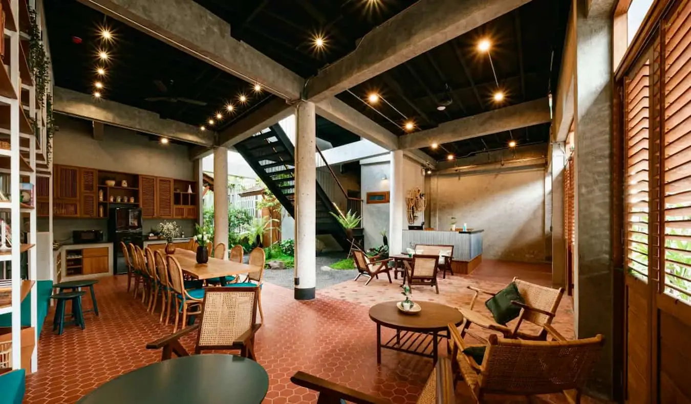 Den cool lobby og fælles område på Hidden Garden Hostel i Chiang Mai, Thailand