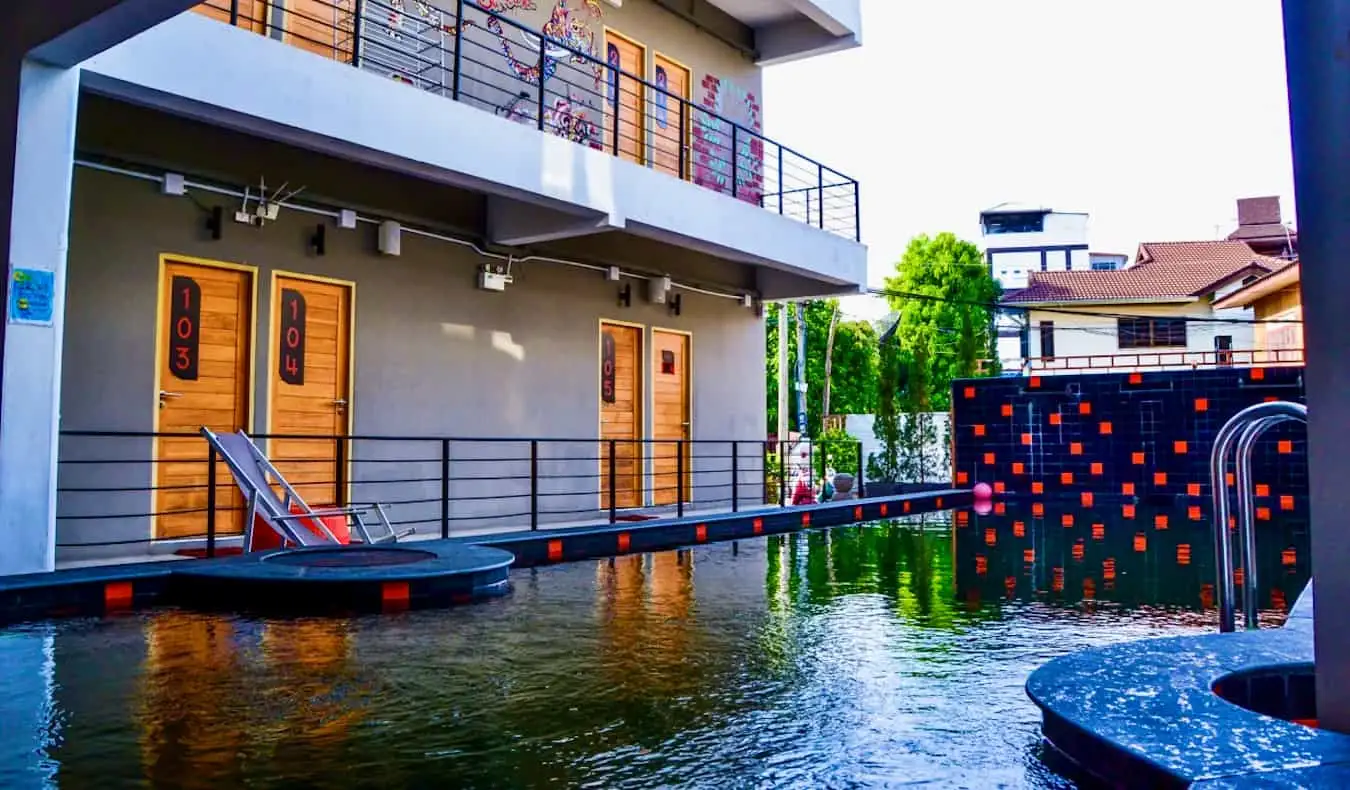 A divertida área da piscina externa do Mad Monkey Hostel em Chiang Mai, Tailândia