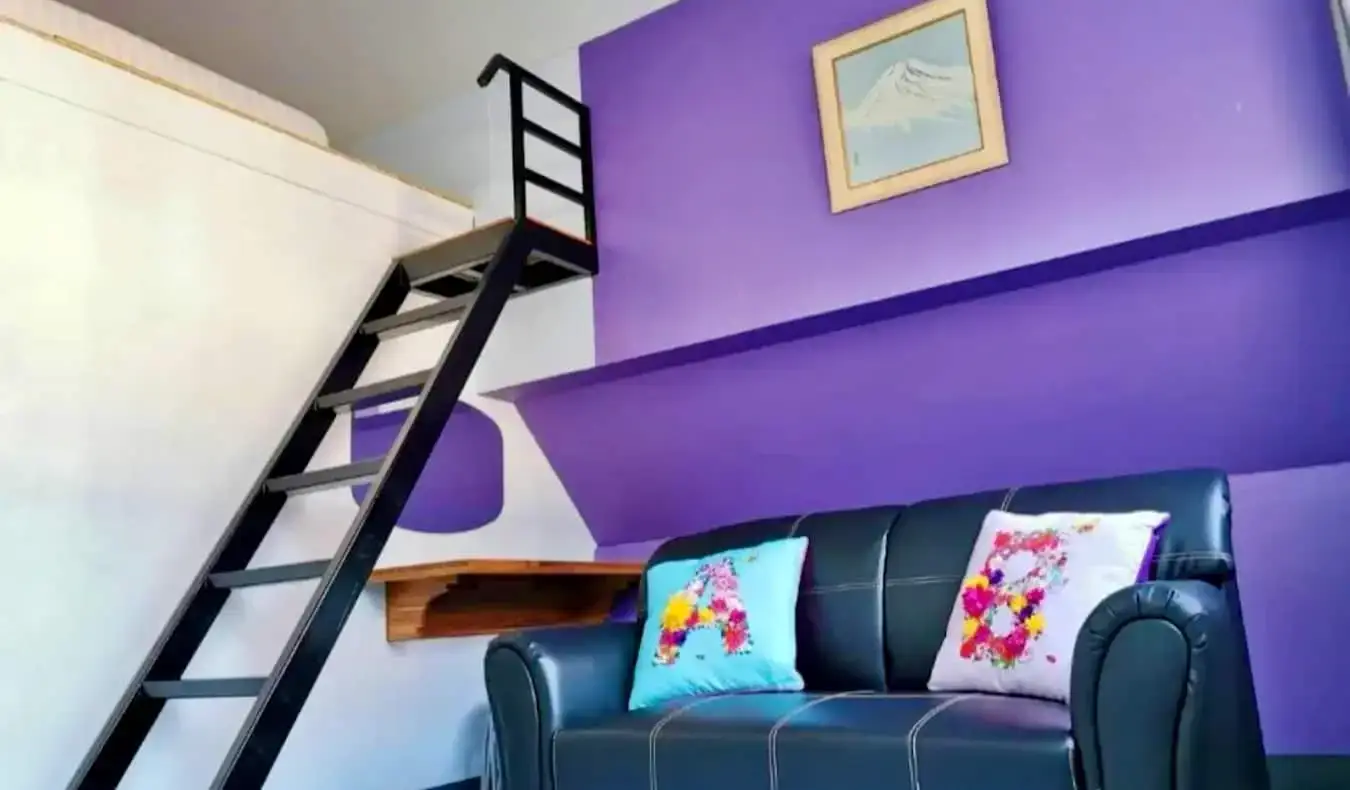 Um quarto descolado pintado de roxo no albergue Dozy House em Chiang Mai, Tailândia