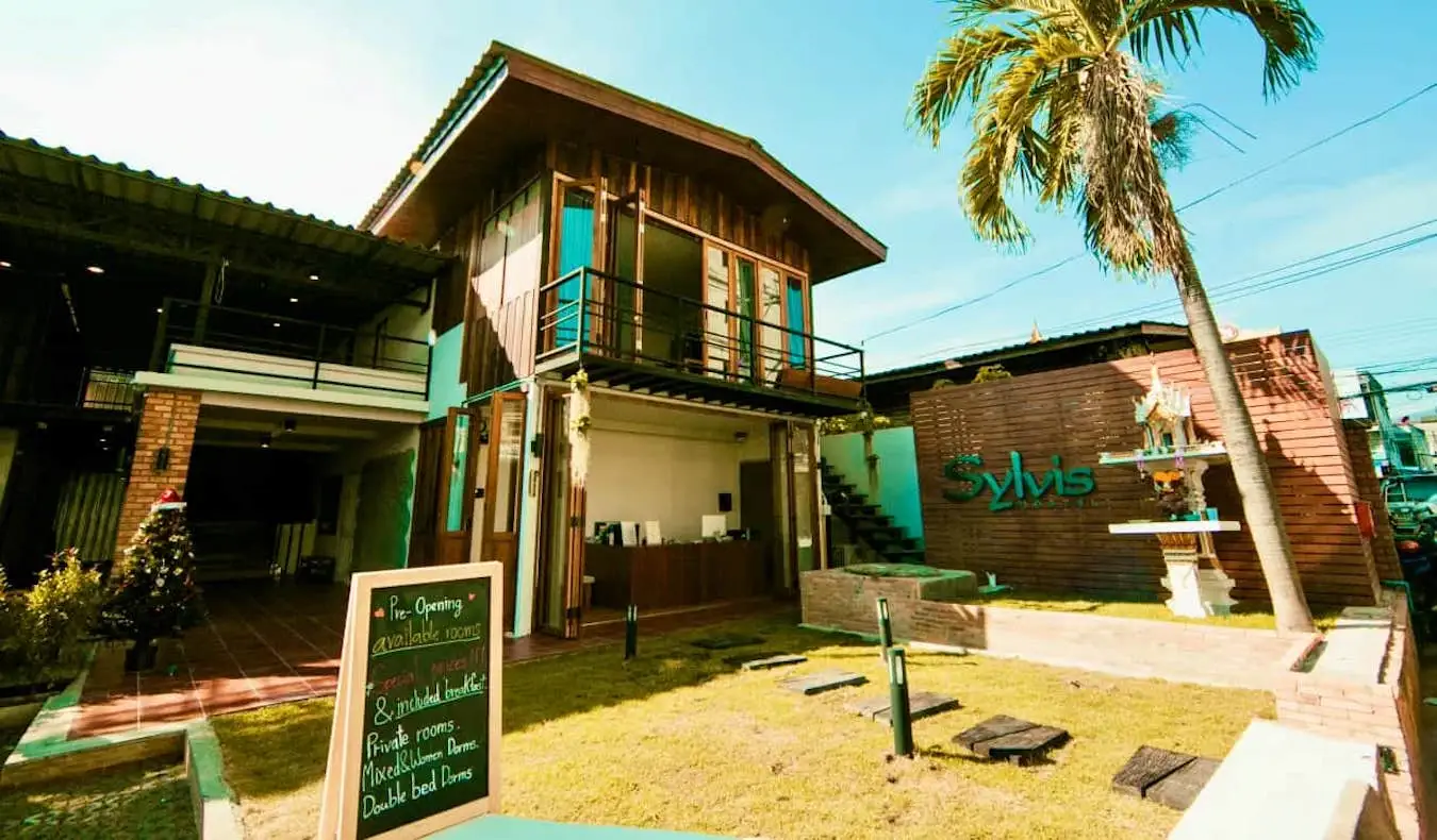 O exterior do popular Sylvis Hostel na ensolarada Chiang Mai, Tailândia